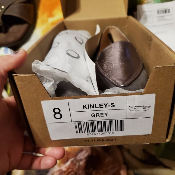 Journee Collection Women's Kinley Grey Flats New in Box - Picture 2 of 2